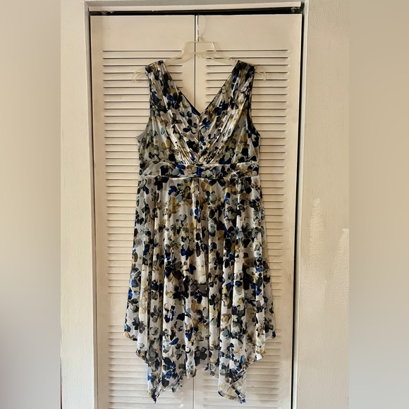Simply Vera Vera Wang Dresses & Skirts - Simply Vera Vera Wang Black and Blue Floral Dress